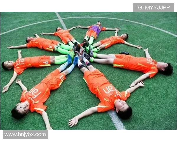 足球巨星璀璨人生揭秘：从少年梦想到世界舞台的辉煌历程