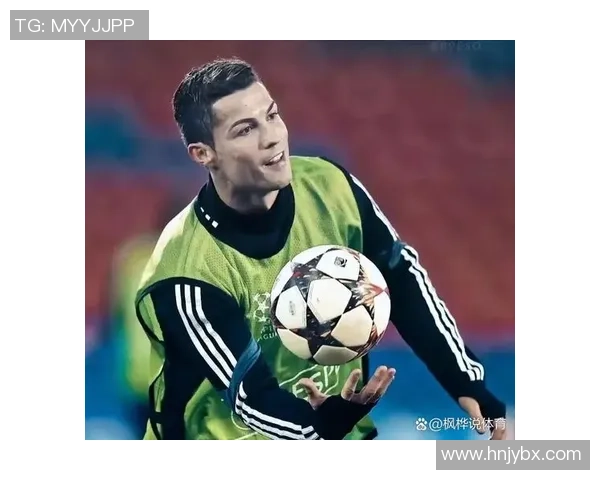 足球巨星赛场鼓掌瞬间引发全场共鸣彰显体育精神魅力